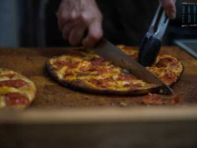 Il panificio, dotato di forno elettrico, � noto per la sua focaccia sottile e pi� piccola rispetto alla media